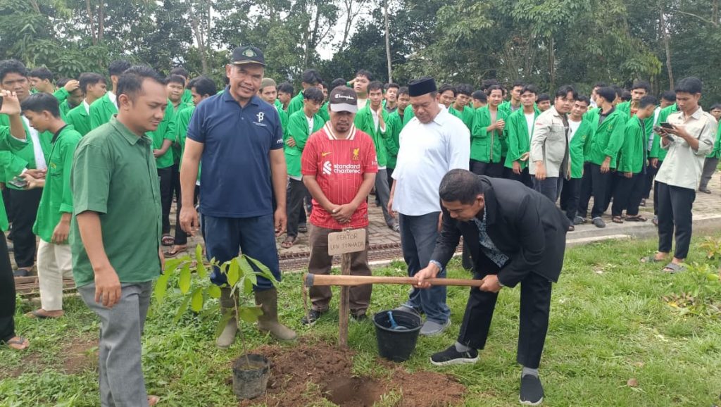 Wakaf Lingkungan untuk Generasi Mendatang, Mahasantri Ma’had Al-Jami’ah dan LPPM Tanam 100 Pohon